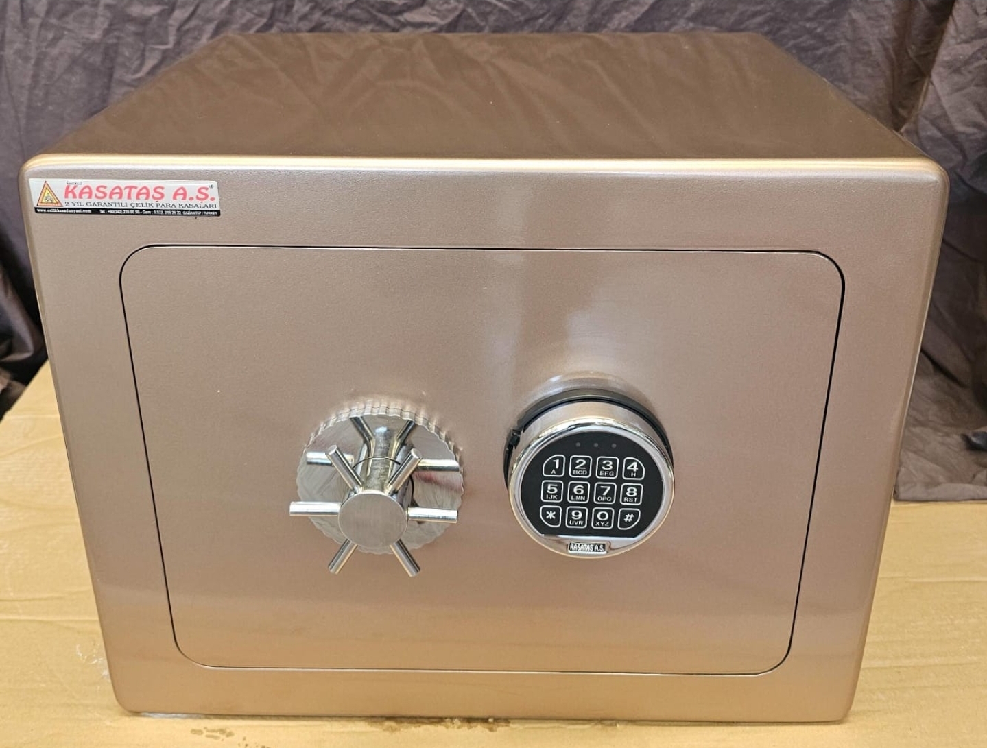 "             001EACK TİPİ EV VE OFİS TİPİ KOMPLE 10MM ZIRH ÇELİKLİ ELEKTRONİK ŞİFRELİ YILDIZ KOLLU RADÜSLÜ KAPAKLI İÇİ KALİTELİ KADİFE KAPLAMA ÇELİK PARA KASASI 40*50*40CM 97KĞ ( 1499€ )+KDV ADRESE TESLİM