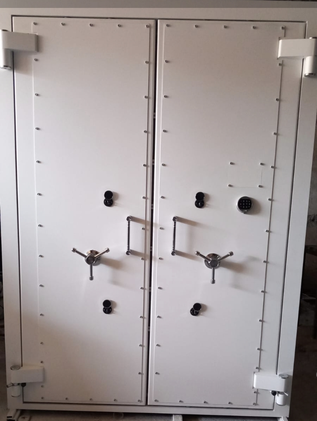 " BERÇİMLİ TİP GARDLOP KASA ÇİFTLİ 4 ANAHTARLI 1 ELEKTRONİK ŞİFRELİ ZIRHLI KAPI 213*180*20CM 1TON ( 6999€ )+KDV KARGO DAHİL