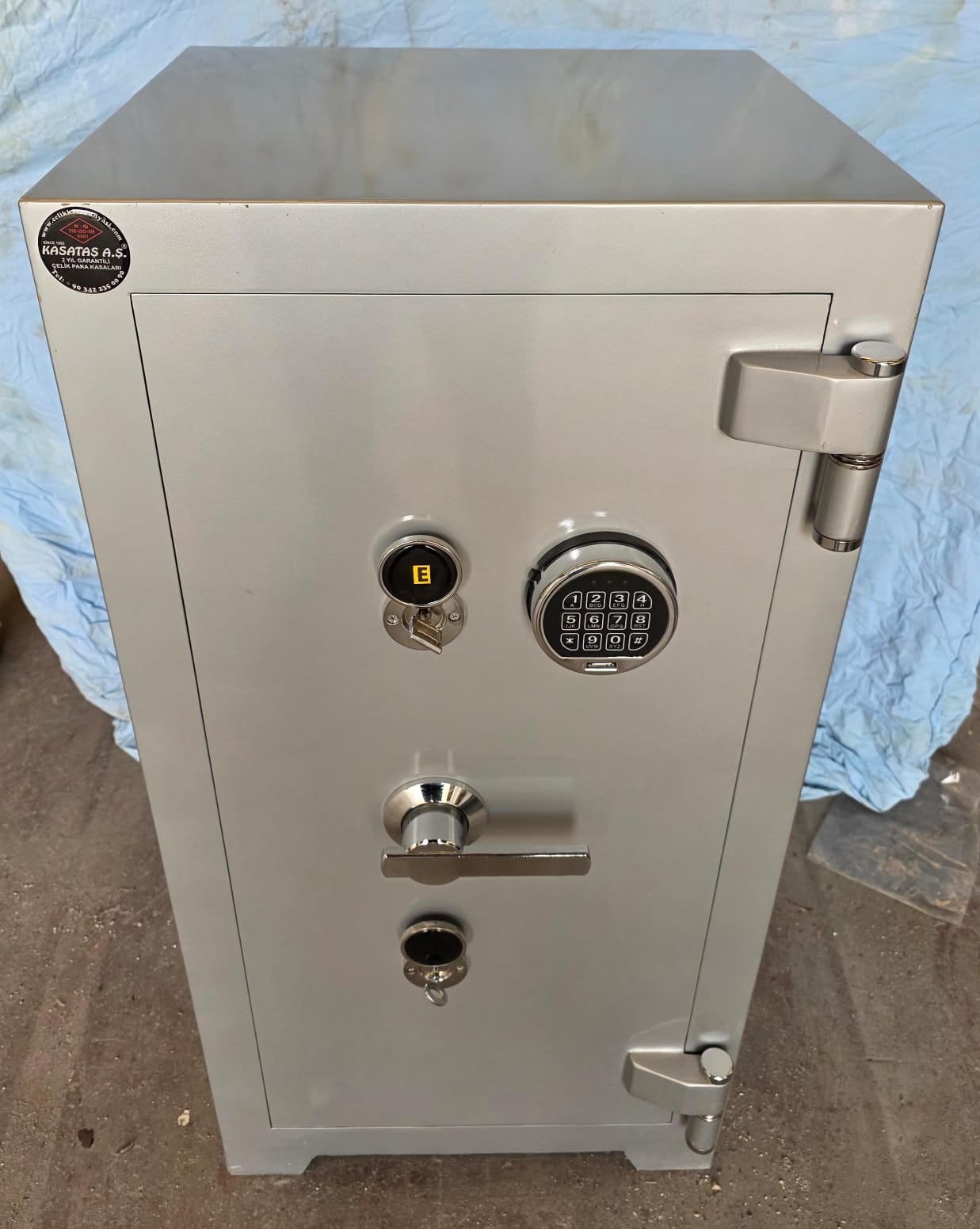 "      0008A2E GERMANYSAFE ALMAN TİPİ 1 Cİ SINIF LÜKS ULUSLARARASI STANDARTLARDA OKSİJENLE KESMEYE VE MATKAP DELMEYE KARŞI YÜKSEK GÜVENLİKLİ 2 ÖZEL ANAHTARLI VE ELEKTRONİK ŞİFRELİ ÇELİK PARA KASASI DIŞ ÖLÇÜSÜ 105*53*50CM İÇ ÖLÇÜSÜ 85*40*30CM 500KĞ ( 1999€ )+KDV