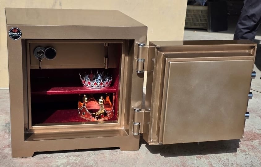 "    002UZMAN 7CM DOLGULU EV VE OFİSTİPİ YÜKSEK GÜVENLİKLİ HERKÜL CAM KİLİTLEMELİ TANK ZIRHLI ELİPS DOLGULU ÇELİK PARA KASASI 55*55*55CM 300KĞ ( 1100€ )+KDV