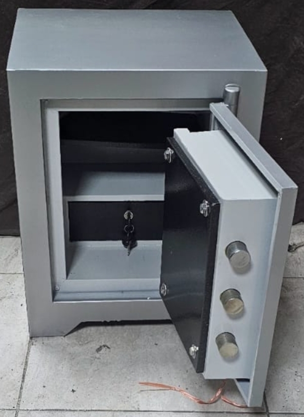 "       002THRE  OFİS MASA ALTI TİPİ  ANAHTAR TAŞIMA ZORUNLULUĞU OLMAYAN ELEKTRONİK ŞİFRELİ TEKKAPILI ÇELİK PARA KASASI DIŞ ÖLÇÜSÜ 55*41*36M 77KĞ ( 650€ )+KDV ADRESE TESLİM