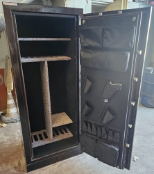 017KRTLIKDFR VİLLA TİPİ 8 TÜFEK İÇİN KASA İÇİ KUMAŞ KADİFE KAPLI 8 TÜFEK VE DERİ KAPLI 4 TABANCA GÖZLÜ KAPAKTA DERİ KAPLI MÜHİMMAT YERLİ 2 ANAHTARLI TÜFEK KASASI 170*70*50CM 200KĞ ( 3999€ )+KDV