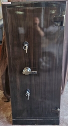 017KRTLIKDFR VİLLA TİPİ 8 TÜFEK İÇİN KASA İÇİ KUMAŞ KADİFE KAPLI 8 TÜFEK VE DERİ KAPLI 4 TABANCA GÖZLÜ KAPAKTA DERİ KAPLI MÜHİMMAT YERLİ 2 ANAHTARLI TÜFEK KASASI 170*70*50CM 200KĞ ( 3999€ )+KDV