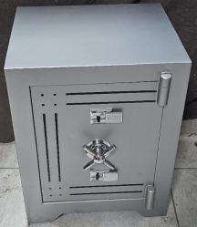 "       002THR  GAZİANTEP TİPİ DOLAP İÇİ ÖZEL MAYMUNCUK AÇMAZ MATKAP DELMEZ 1.000.000DA 1 AÇILMA İHTİMALLİ ÖZEL 1 ANAHTARLI ÇELİK PARA KASASI ( VEZNE KASASI ) 55*42*36CM 100KĞ ( 16800TL )+KDV