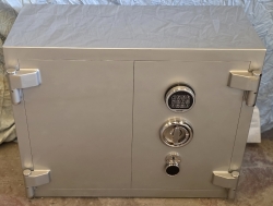 "        03TOMSN BANKO TİPİ EV DOLAP İÇİ ELEKTRONİK ŞİFRELİ VE ANAHTARLI ÇELİK PARA KASASI H63*W85*D50CM 500KĞ ( 1700€ )+KDV