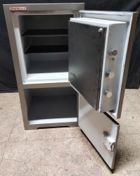 "       008AE EGM ÖZEL OFİS TİPİ ALTI DOLAPLI ÖZEL MAYMUNCUK AÇMAZ ANAHTARLI ORTA ANAHTAR ALTI MATKAP DELMEZ ÇELİKLİ( 7*11CM ) TABLA GİZLİ GÖZLÜ ÇELİK PARA KASASI 102*50*50CM 200KĞ ( 899€ )+KDV